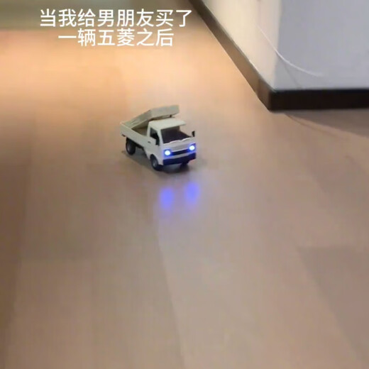 Remote Contrun Truck Boy Toy Modèle de simulation de camions de petit camion peut dériver un cadeau pour enfants de haute puissance [blanc] 1:16 Télécommande Micro Carte à dérive de petits marchandises équipées d'un ensemble de batteries rechargeables + chargeur