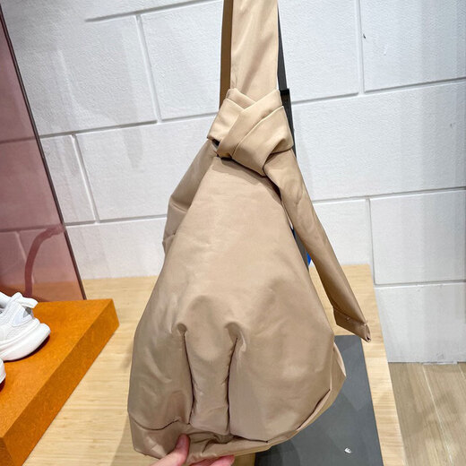 
Adidas Clover Shoulder Bag Men's Bag Women's Bag 2025 Summer New Cloud Croissant Croissant Crossbody Bag Casual Bag Sports Bag KA9272 Warm Sand Color Large 33*48cm MISC