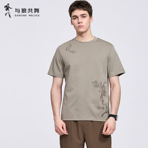 Bailando con lobos Camiseta de manga corta con cuello redondo y bordado floral para hombre 2025 Verano Nuevo Top juvenil informal y versátil 6059 Caqui 701 S (165)
