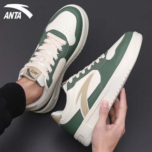 Anta (Anta) Herrenschuhe und -schuhe für Männer 2025 Sommer Neue Lederflächenflächen-Wasser-Splicht-resistentes kleidung-resistente Freizeitschuhe Leichte und trendige weiße Schuhe für Männer entspannen 3-riechende Grün/Fisch Bauch weiß/Latte Khaki 42