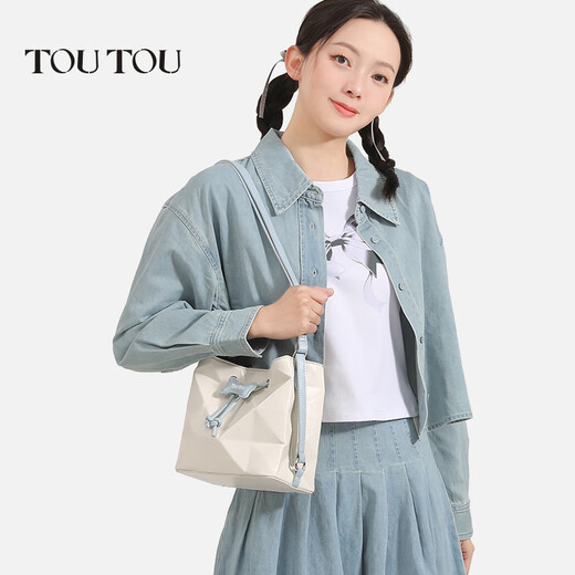 Toutou Spring New Geometric Blue Travel Backpack Large Capacity Simple and Versatile Underarm Bucket Bag Cream White