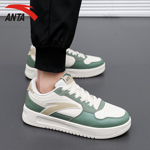 Anta (Anta) Herrenschuhe und -schuhe für Männer 2025 Sommer Neue Lederflächenflächen-Wasser-Splicht-resistentes kleidung-resistente Freizeitschuhe Leichte und trendige weiße Schuhe für Männer entspannen 3-riechende Grün/Fisch Bauch weiß/Latte Khaki 42