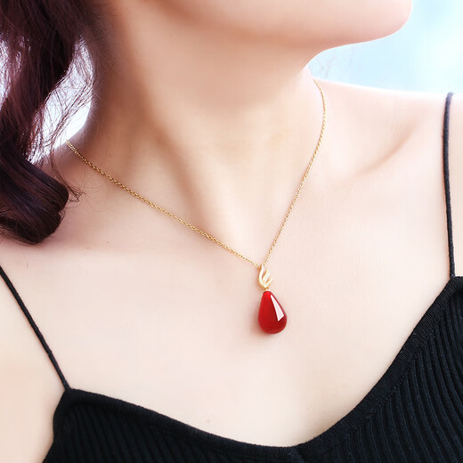 Fat Donglai's same style 2025 new beeswax pendant wine red blood amber drop-shaped clavicle chain women's silver necklace necklace chicken fat yellow beeswax drop + clavicle chain