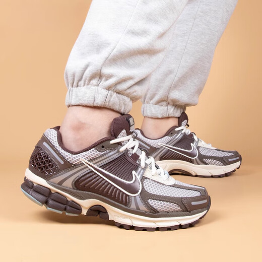 NIKEZoomVomero5女款低帮复古运动跑步鞋FD9920-022 FN3695-001白粉 39