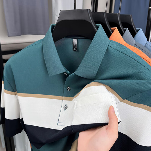 Das kurzärmelige T-Shirt des Alten Mann