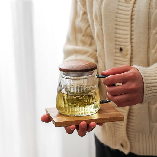 Round and interesting vertical pattern tea cup water cup tea water separation heat-resistant glass men's tea cup women's high-end personal use walnut lid vertical pattern cup 450ml