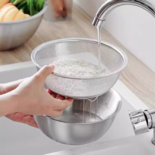 Stainless steel basin for beating eggs and noodles kitchen new fine mesh rice draining dish basin drain basket salad bowl 28cm natural salad bowl + drain basket