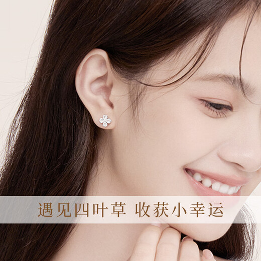 Lao Fengxiang four-leaf clover sterling silver earrings for women's silver earrings 2025 new birthday and Christmas gifts for girlfriends and wives lucky four-leaf clover earrings + brand gift box Bakura Sufa delivery certificate