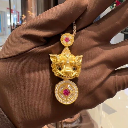 Qian Sheng Yuan Lao Phoenix 999 gilt New Year blinking ancient method light luxury Wei Xue Pixiu diamond copper coin Xiangyun pendant necklace large blinking Pixiu necklace hangs the quality of Lao Fengxiang