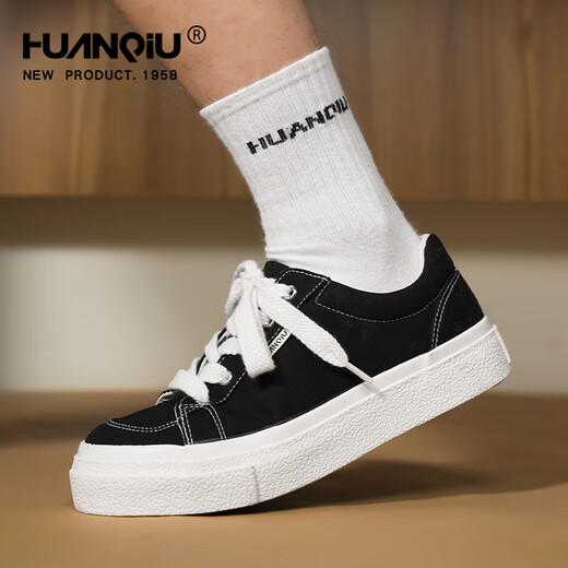 Zapatos de lona negra de suela gruesa global para hombres 2025 Summer Nuevo estudiante informal zapatos deportivos hombres hombres