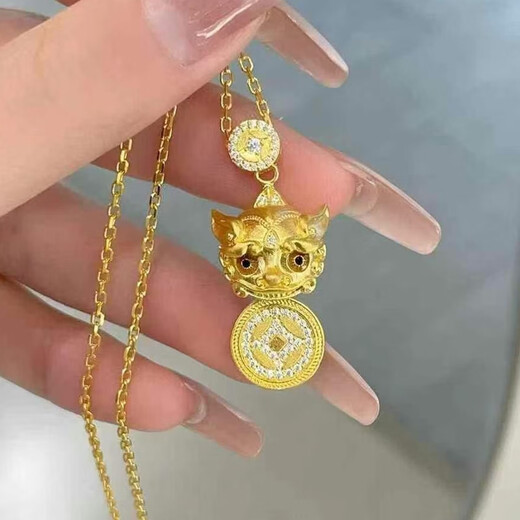 Qian Sheng Yuan Lao Phoenix 999 gilt New Year blinking ancient method light luxury Wei Xue Pixiu diamond copper coin Xiangyun pendant necklace large blinking Pixiu necklace hangs the quality of Lao Fengxiang