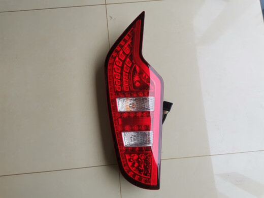 丽田宇通配件客车后尾灯ZK6876ZK6916ZK6976ZK6996ZK6109ZK6118ZK6119 右副驾驶一侧副厂件00097