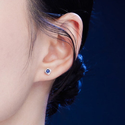 Lukfook Jewelry 18K gold sapphire single ear stud earrings for gift giving G22DSKE0004W total weight 0.31g single with K gold silicone ear plugs