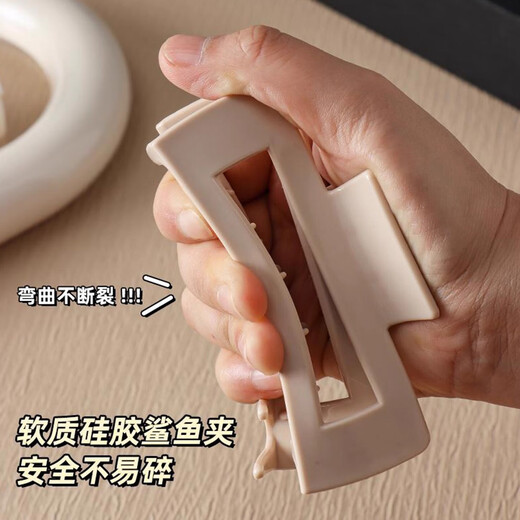 Soft silicone shark clip, safe and non-refractory hair clip, women's 2025 new hair clip, anti-fall, not fragile, clip headwear, black square clip