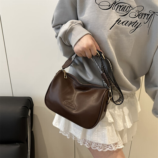 斜挎包女2025新款春夏bags真皮女包通勤包高级感精致单肩枕头包 咖色