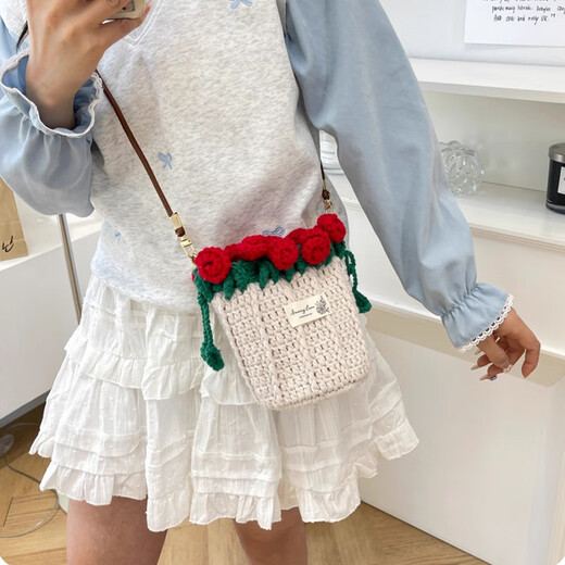 
Quan Biyan rose bouquet bag DIY hand-knitted yarn oblique bucket bag sends girlfriend to best friend birthday gift Rose DIY bag hand-knitted 丨 full set of materials