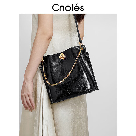 Kouyi Niche Design léger Luxury Commuter Bodet Bac Femme Bag 2025 Nouveau sac d'épalas au début du printemps noir noir