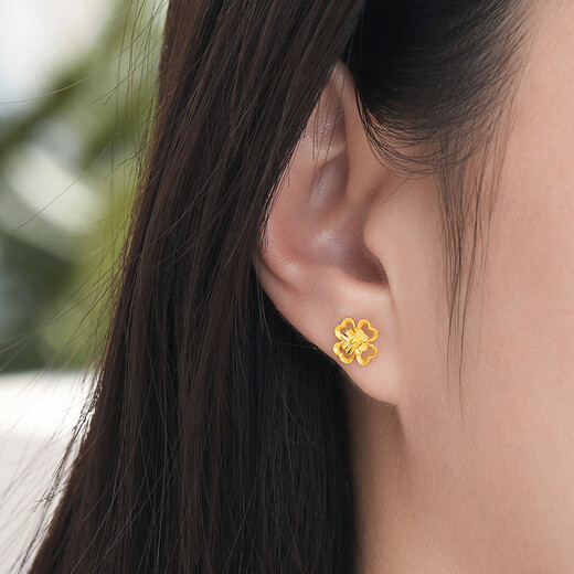 Lukfook Jewelry Gold Earrings Four Seasons Spring Flower Pure Gold Four-leaf Clover Earrings Price Approximately 1.23g