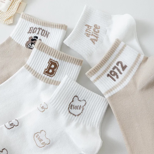 Cute bear socks, women's medium-length Japanese versatile college style spring and autumn socks, cartoon spring and autumn students, 1 pair, random colors, one size fits all