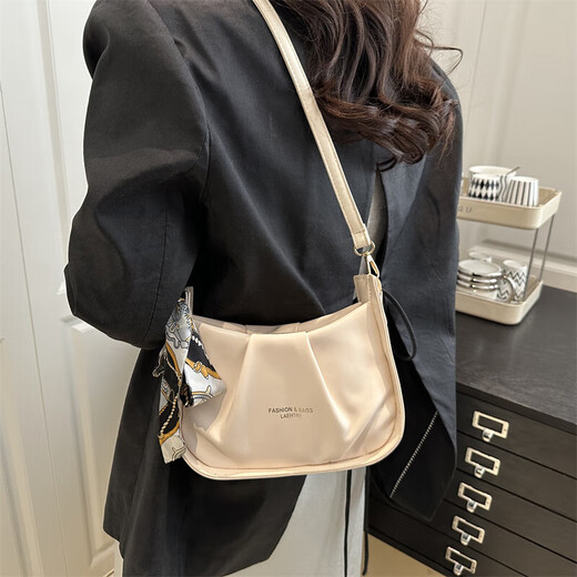 Frauen 2025 Frühling neuer modischer faltiger Umhängetaschen Vielseitige Crossbody -Tasche Mode Achselhöhlen -Tasche 6252 Weiß