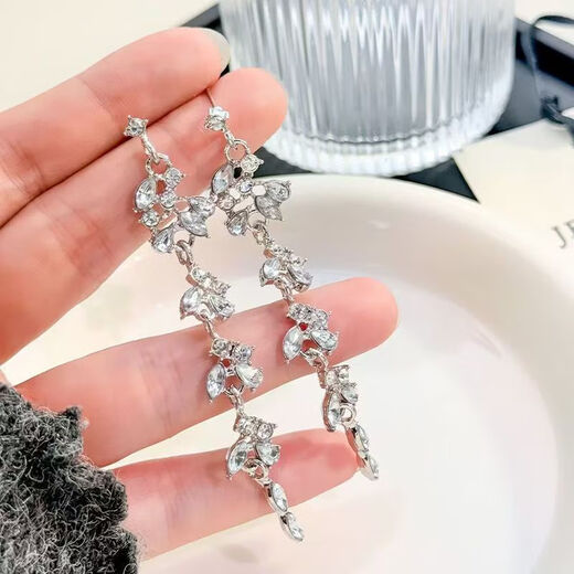 Mengke decorated high-end face tassel ear clips without piercings for women to show their faces, small earrings, temperament, mosquito repellent discs, exaggerated bridal earrings, light luxury, 925 silver needle (exquisite flash diamond) tassel earrings