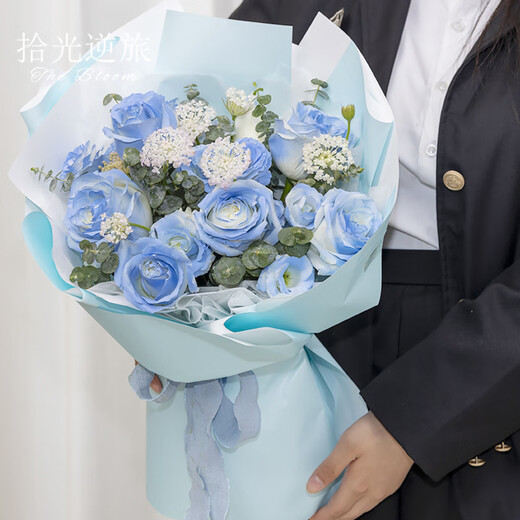 Pick up light and reverse travel flowers. Deliver in the same city. Michigan crushed ice blue rose bouquet for girlfriend's birthday gift. The bouquet arrives in an hour. Blues Poem Heart丨9 crushed ice blue roses and lisianthus eucalyptus leaves bouquet.