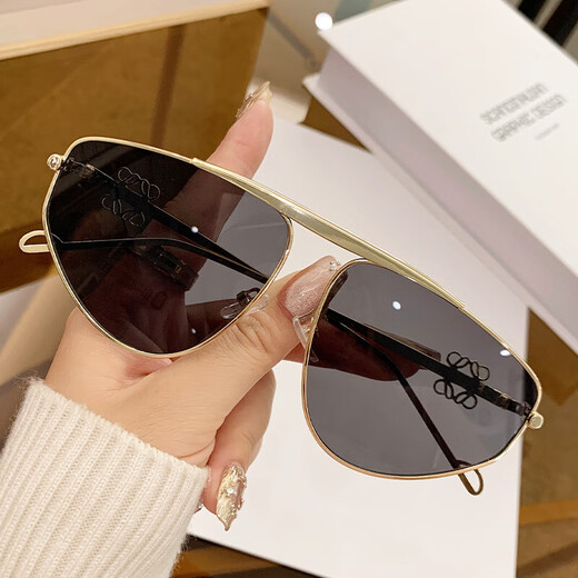 Nuevas gafas de sol de metal para mujeres Gafas de sol de diseño de gafas huecas en marco de protección solar de hombres europeos y americanos Gafas conductoras 9898 Peacock azul
