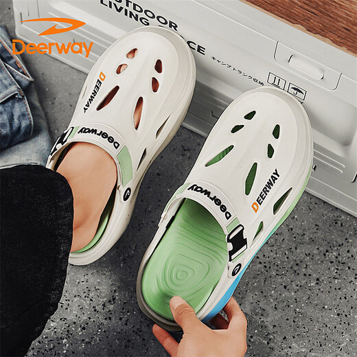 Deerway (Deerway) Sandals Chaussures masculines 2025 Chaussures de trou d'été Chaussures de plage pour hommes polyvalentes à double usine à la mode vert blanc clair 42/43
