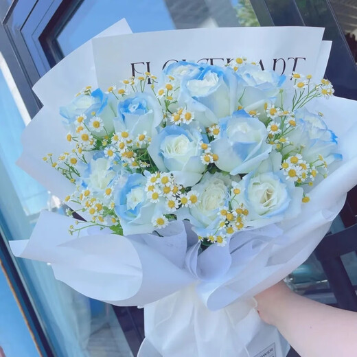 Flowers are delivered within the same city. A bouquet of crushed ice blue roses with gypsophila flowers is delivered within an hour. A birthday gift for my wife and girlfriend. I give you 11 crushed ice blue flowers + small chamomile. Delivery in the same city today - date and time available for reservation.