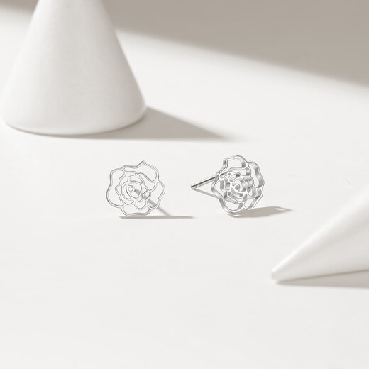 Chao Acer Platinum Platinum Earrings for Women Platinum Earrings Rose Birthday Gift Priced at RMB 160 1.4g One Pair Contains Silicone Ear Plugs