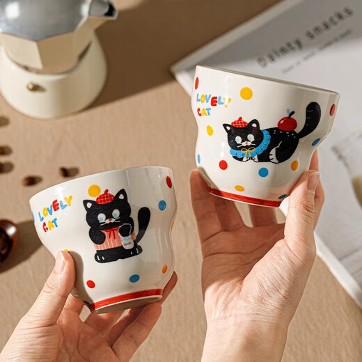 Cartoon cat holding coffee cup, lady's good-looking mug, latte cup, ceramic cup, household water cup, holding coffee cup + red edge saucer