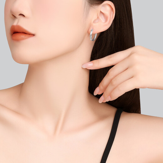 Chao Acer Platinum Earrings and Earrings for Women PT950 Earrings are a flashy birthday gift for your girlfriend. The labor cost is 240 yuan. One pair 2.3g