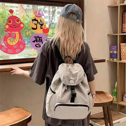 户外轻便尼龙布双肩包女抽绳防水书包百搭学生上课包旅游登山背包 黑色_带挂件