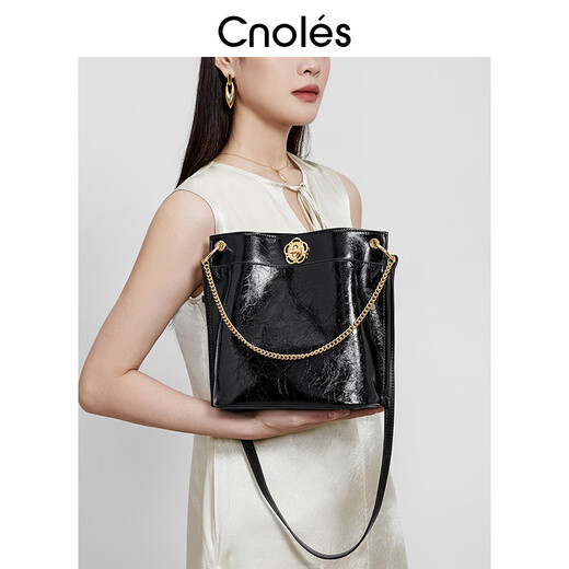 Kouyi Niche Design léger Luxury Commuter Bodet Bac Femme Bag 2025 Nouveau sac d'épalas au début du printemps noir noir