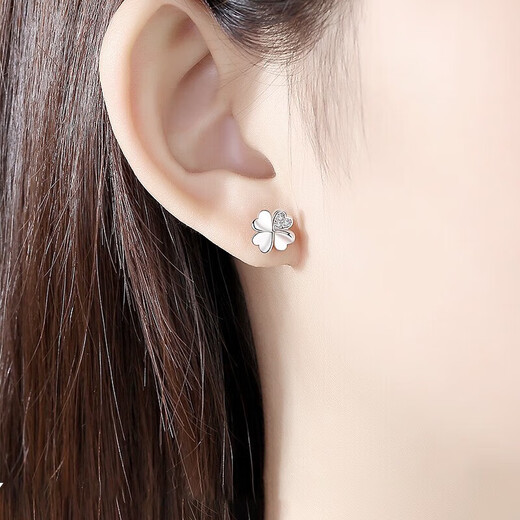 Chinese gold four-leaf clover diamond earrings girl birthday gift for girlfriend and wife birthday high-end practical and heart-warming diamond four-leaf clover silver earrings