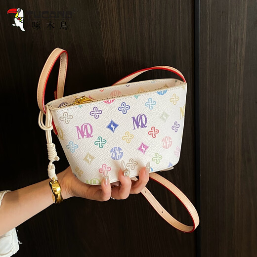 Woodpeckers beliebte Tasche für Frauen in diesem Jahr 2025 Neue Sommer vielseitige Nische Crossbody Tasche Super heiß bedruckte Eimerbeutel braune Farbe + Anhänger