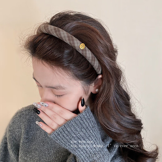 Korean style small gold label coffee plaid hair hoop for women 2025 new autumn and winter sweet temperament headband for going out and versatile hairpin small gold label coffee plaid hair hoop 1 pack