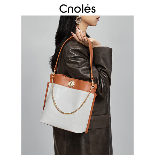 Kouyi Niche Design léger Luxury Commuter Bodet Bac Femme Bag 2025 Nouveau sac d'épalas au début du printemps noir noir