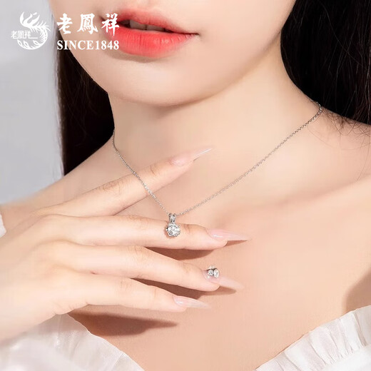 Lao Fengxiang PT950 platinum snowflake pendant for women, new fashionable platinum necklace, birthday gift for girlfriend and wife, platinum snowflake pendant, about 1g, free silver chain + brand gift box