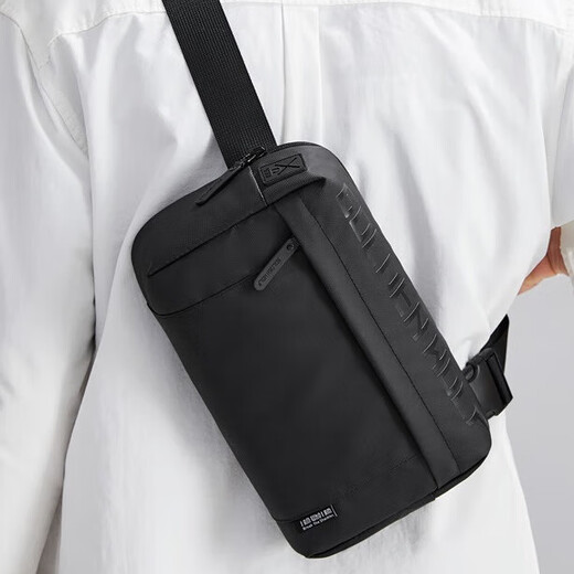 新款男士胸包休闲防泼水高级感斜挎包时尚大容量多功能男款单肩包 黑色