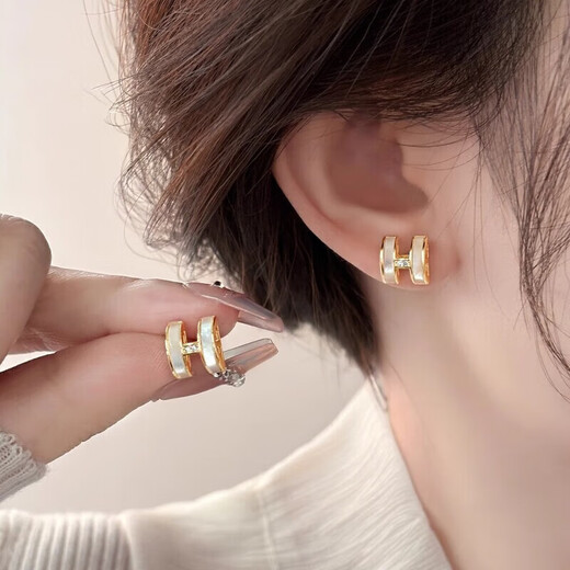 Xiaomi (MI) H letter earrings for women, shell light luxury high-end earrings, versatile new earrings, Chinese Valentine's Day gift for girlfriend, Japanese and Korean light luxury shell letter H sterling silver earrings