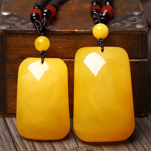 Fat Donglai's same style beeswax pendant, amber, chicken oil, xanthan ore, Laohuang Wushi brand water drop style blood pool necklace, bead chain style Dafang brand 50g