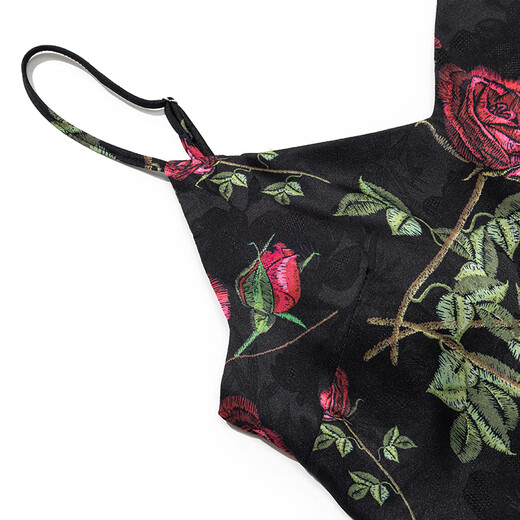 
Da Vinci password pajamas for women 2025 summer new imitation silk jacquard sling nightgown with chest pad home clothes birthday gift box Black gold rose L (100-120Jin [Jin equals 0.5 kg])