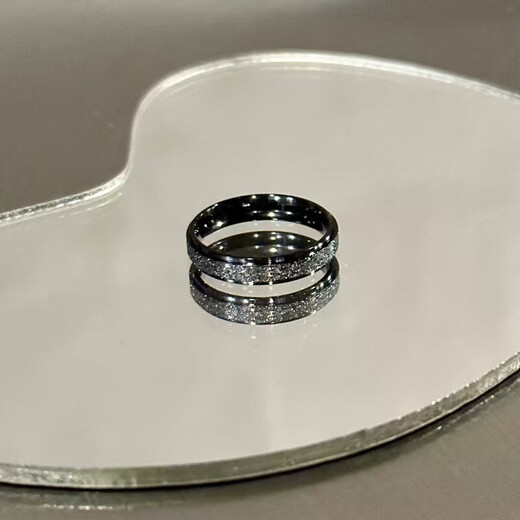 Gypsophila frosted black and white ring for men and women niche high-end design couple rings titanium steel non-fading ring Gypsophila frosted silver ring No. 9 reference weight 125-150Jin Jin is equal to 0.5kg and is worn by the crowd