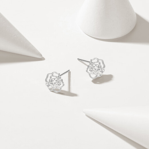 Chao Acer Platinum Platinum Earrings for Women Platinum Earrings Rose Birthday Gift Priced at RMB 160 1.4g One Pair Contains Silicone Ear Plugs