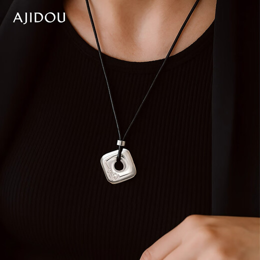 AJIDOU Ajidou necklace for women in the shopping mall, the same silver safety buckle, auspicious and wishful clavicle chain, sweater chain, birthday gift