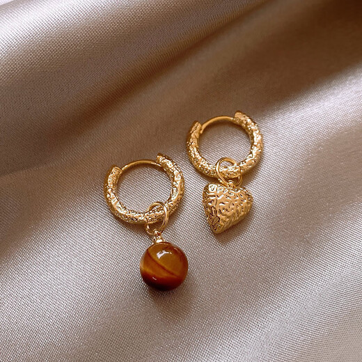 Pumanzhuji Maillard vintage amber 18K gold earrings 2025 new light luxury autumn and winter earrings asymmetric tiger eye stone one for two wear