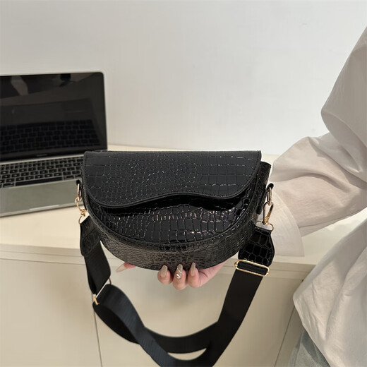 Bolsa pequeña para mujeres 2025 Summer Nuevo moderno Versátil Crossbody Bag de un hombro Bolsa de silla de montar en la parte superior del hombro 6249 Negro