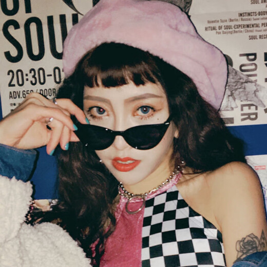 
ins European and American cat-eye sealing sunglasses new retro European and American trendy women's small frame sunglasses round face long face triangle [black]