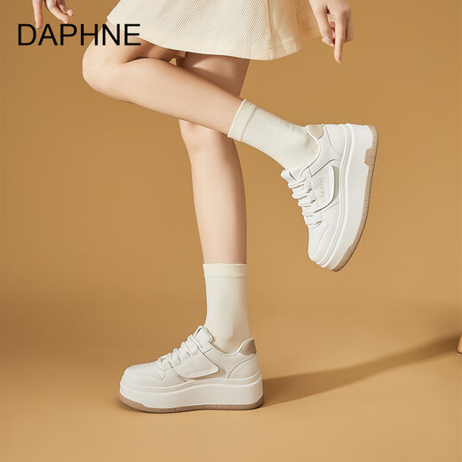 达芙妮;DAPHNE简约透气板鞋女2025秋季新款休闲小白鞋低帮厚底面包鞋系带鞋子女 卡其色 36